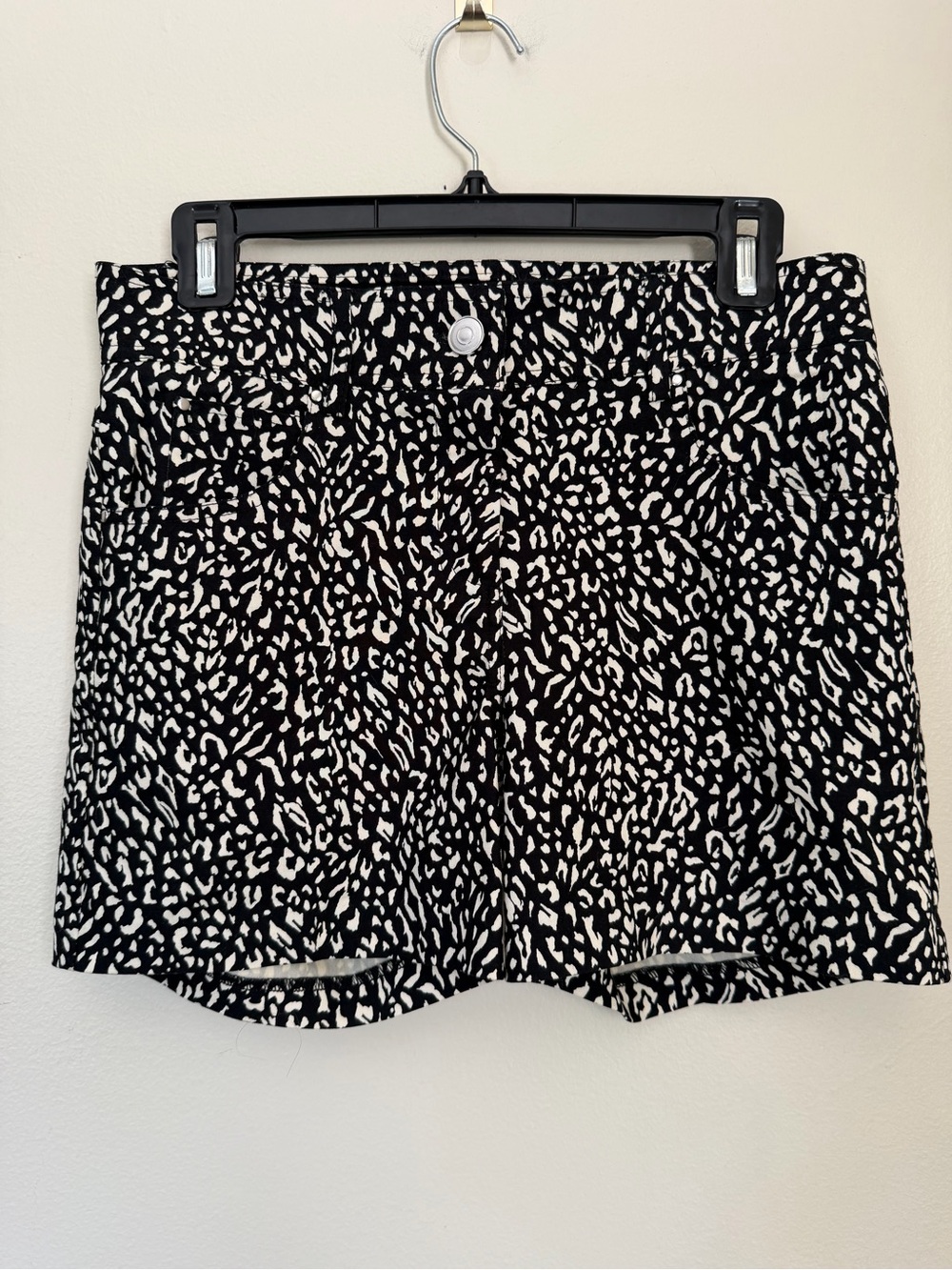 89th & Madison Black and White Animal Print Jean Shorts Size 6